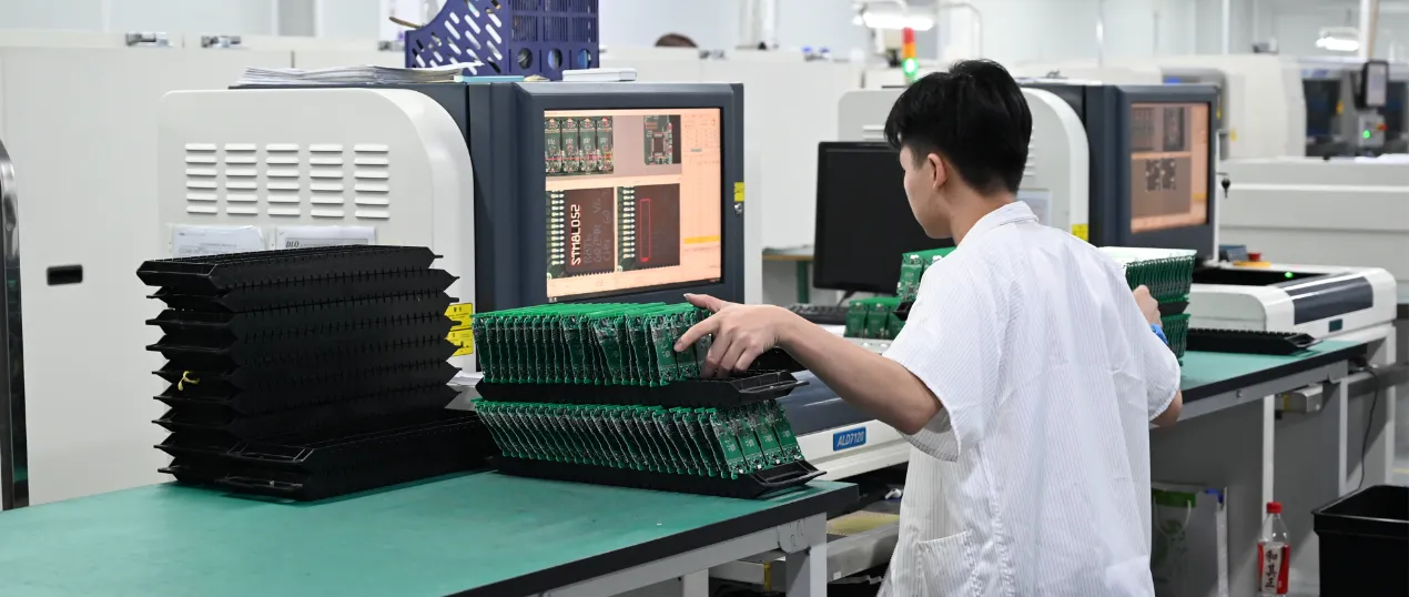 „Iki rakto“ PCB surinkimo paslauga: kodėl elektronikos įmonės pereina prie integruotos gamybos
